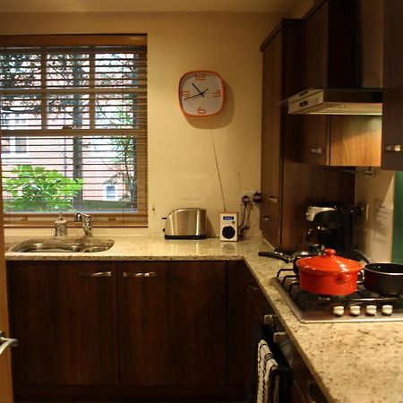 Canterbury Elms Court Apartment Bagian luar foto